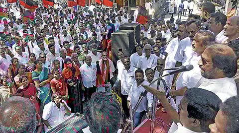 குடியுரிமை திருத்தச் சட்டத்துக்கு எதிராக மத்திய பாஜக அரசைக் கண்டித்து நடந்த ஆர்ப்பாட்டத்தில் திமுகவின் கொள்கை பரப்பு செயலாளர் திருச்சி சிவா பேசுகிறார். அருகில் புதுச்சேரி தெற்கு மாவட்ட திமுக அமைப்பாளர் சிவா. படம்: எம்..சாம்ராஜ்
