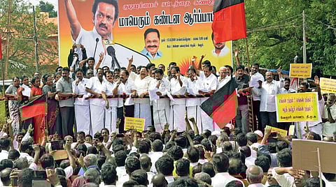 குடியுரிமை திருத்தச் சட்ட மசோதாவை கண்டித்து திமுக சார்பில், வேலூர் அண்ணா கலையரங்கம் அருகே நேற்று திமுக பொருளாளர் துரைமுருகன் தலைமையில் கண்டன ஆர்ப்பாட்டம் நடந்தது