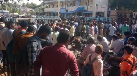 ஆர்ப்பாட்டம் நடைபெற்ற போது, அணுமின் நிலைய ஊழியர்கள் பணிக்கு செல்ல முடியாமல் காத்திருக்கின்றனர்.