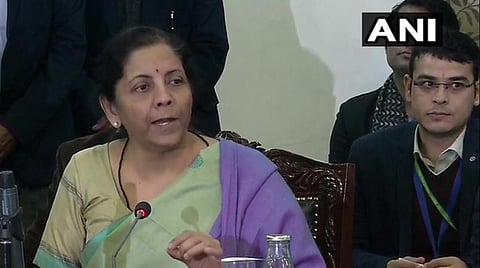 புதுடெல்லியில் மத்திய நிதியமைச்சர் நிர்மலா சீதாராமன் நிருபர்களுக்குப் பேட்டி அளித்த காட்சி : படம் | ஏஎன்ஐ.