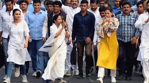 அமைச்சர் அமித் ஷா தான் தீயை அணைக்க வேண்டும்: மம்தா பானர்ஜி ஆவேசம்