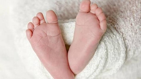 தூத்துக்குடி அருகே பாலியல் பலாத்காரத்தால் சிறுமிக்கு பிறந்த குழந்தை கொன்று புதைப்பு: பெண் கைது