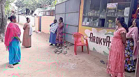 விருத்தாசலம் இலங்கை அகதிகள் முகாமில் வசிக்கும் பெண்கள்.