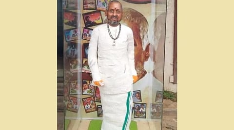 ஐந்தரை அடி உயரத்தில் இளையராஜா உருவ கேக்: ராமநாதபுரம் பேக்கரி உரிமையாளர் அசத்தல்