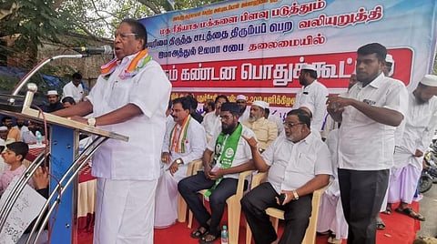 கண்டனப் பொதுக்கூட்டத்தில் பேசும் நாராயணசாமி