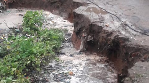 30 டன் ரேஷன் சர்க்கரையுடன் கிணற்றில் மூழ்கிய லாரி: தமிழ்நாடு நுகர்பொருள் வாணிப கழக கிட்டங்கிக்கு வந்த போது விபத்து