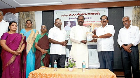 க.ப.அறவாணன் நினைவேந்தல் நிகழ்ச்சியில் ‘அறிஞர் போற்றுதும்’, ‘அறவாணர்
போற்றுதும்' என்ற நூல்களை கவிஞர் வைரமுத்து வெளியிட, நூருல் இஸ்லாம் பல்கலை.
இணைவேந்தர் இரா.பெருமாள்சாமி பெற்றுக்கொண்டார். உடன் அறவாணன் குடும்பத்தினர்.