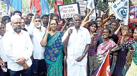 குடியுரிமை திருத்த சட்டத்தை திரும்பப்பெற வலியுறுத்தி அனைத்திந்திய மாணவர் பெருமன்றம் சார்பில் ஆளுநர் மாளிகையை முற்றுகையிடும் போராட்டம் நேற்று நடைபெற்றது. சென்னை சைதாப்பேட்டை சின்னமலையில் இருந்து ஆளுநர் மாளிகை நோக்கி பேரணியாக புறப்பட்ட இந்திய கம்யூனிஸ்ட் கட்சியின் மூத்த தலைவர் நல்லகண்ணு உள்ளிட்டோர்.