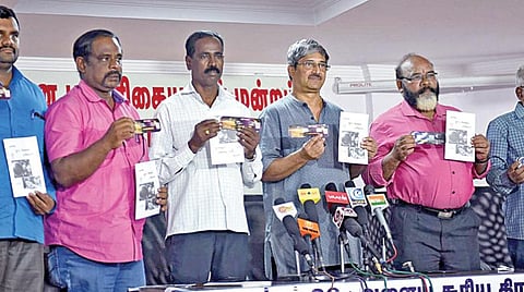 தமிழ்நாடு அறிவியல் இயக்கம் சார்பில் சூரிய கிரகணம் பார்க்கும் கண்ணாடி மற்றும் கையேடு வெளியீட்டு நிகழ்ச்சி சென்னையில் நேற்று நடைபெற்றது. இந்நிகழ்ச்சியில் பங்கேற்ற சென்னை கணித அறிவியல் மைய விஞ்ஞானி ஆர்.ராமானுஜம், அறிவியல் இயக்க நிர்வாகிகள் வி.ராமமூர்த்தி, எம்.எஸ்.ஸ்டீபன்நாதன், எஸ்.சுப்பிரமணி, சி.ராமலிங்கம், ஆர்.ஜீவானந்தம் ஆகியோர். படம்: ம.பிரபு