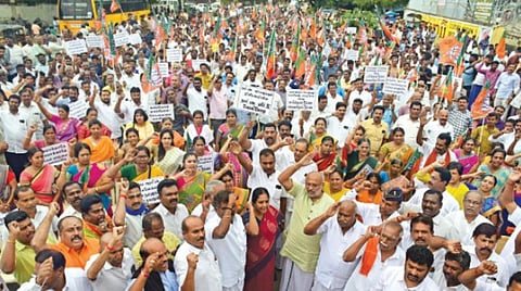 கோவை டாடாபாத் பகுதியில் நடந்த ஆர்ப்பாட்டத்தில் பங்கேற்ற பாஜக மற்றும் இந்து அமைப்பினர். படம்: ஜெ.மனோகரன்.