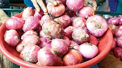 சென்னை கோயம்பேடு சந்தையில் வெங்காயம் விலை கிலோ ரூ.90- சில்லறை கடைகளில் ரூ.140 வரை விற்பனை