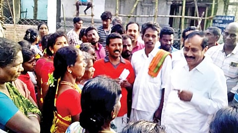 திருவாரூர் மாவட்டம் பில்லூரில் ஊராட்சித் தலைவர் பதவிக்கு போட்டியிடும் சுயேச்சை வேட்பாளருக்கு ஆதரவாக நேற்று பிரச்சாரத்தில் ஈடுபட்ட பாஜக தேசிய செயலாளர் எச்.ராஜா.