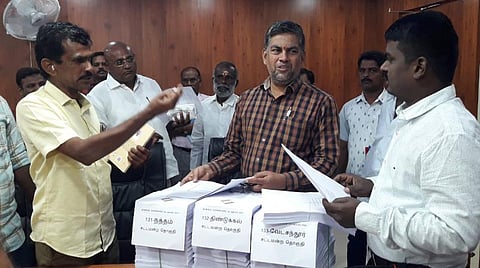 திண்டுக்கல் ஆட்சியர் அலுவலகத்தில் நடந்த வரைவு வாக்காளர் பட்டியல் வெளியீட்டு நிகழ்வில் அதிகாரிகளுடன் வாக்குவாதத்தில் ஈடுபட்ட மார்க்சிஸ்ட் கம்யூனிஸ்ட் கட்சி நிர்வாகி கந்தசாமி உள்ளிட்டோர்.