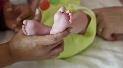 காரைக்குடியில் பச்சிளங் குழந்தையை புதரில் வீசிய தாயாரிடம் விசாரணை