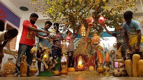 சுரைக்குடுவைக்குள் கிறிஸ்துமஸ் குடில்; அசத்தும் அரசுப் பள்ளி மாணவர்கள்