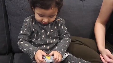 தந்தை அளித்த மோசமான கிறிஸ்துமஸ் பரிசு: வைரலான வாழைப்பழ வீடியோ