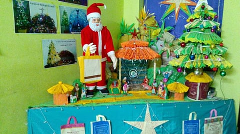 தாம்பூலப் பைகளால் உருவான கிறிஸ்துமஸ் குடில்: அரசுப் பள்ளி ஆசிரியரின் புது முயற்சி