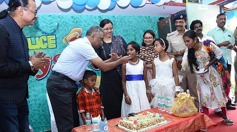 கண்ணகி நகர் குழந்தைகளுடன் கேக் வெட்டி, கிறிஸ்துமஸ் கொண்டாடிய காவல் ஆணையர் விஸ்வநாதன்