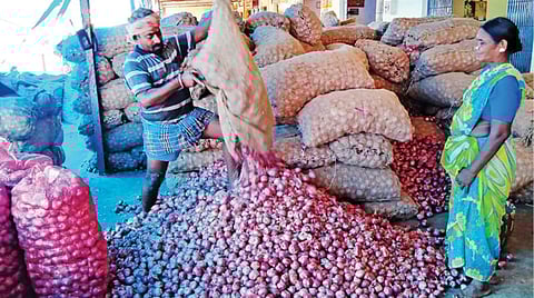 வரத்து சீரடைந்து வருவதால் மெல்லக் குறைந்து வரும் வெங்காயம் விலை: மொத்த விலையில் முதல் ரகம் ரூ.80-க்கு விற்பனை