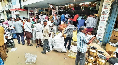 உள்ளாட்சி தேர்தலில் பரிசுப் பொருட்கள் வழங்குவதற்காக தி.மலை பாத்திரக் கடைகளில் திரண்ட கூட்டம்: மொத்தமாக பொருட்களை வாங்கி செல்கின்றனர்