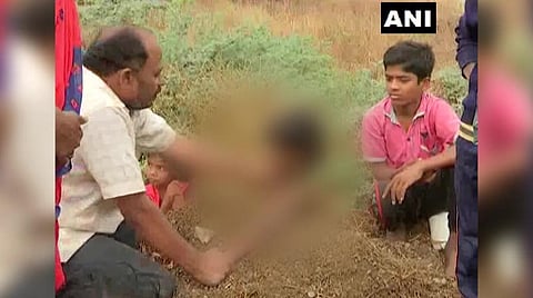 குழந்தையை கழுத்தளவு குழிக்குள் இறக்கியுள்ள காட்சி : படம்|ஏஎன்ஐ