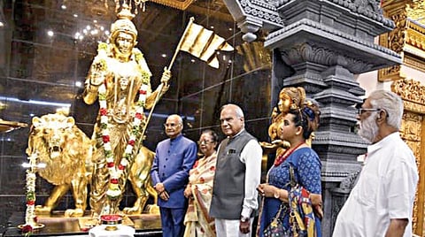 கன்னியாகுமரி விவேகானந்தா கேந்திராவில் உள்ள ராமாயண தரிசன கண்காட்சி கூடத்தை குடும்பத்தினருடன் பார்வையிட்ட குடியரசுத் தலைவர் ராம்நாத் கோவிந்த், பாரதமாதா சிலைக்கு மரியாதை செலுத்தினார். அருகில் ஆளுநர் பன்வாரிலால் புரோஹித்.