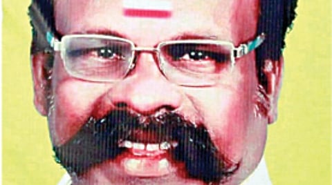 அரசு ஊழியருக்கு கொலை மிரட்டல்: அதிமுக கிளை செயலாளர் கைது