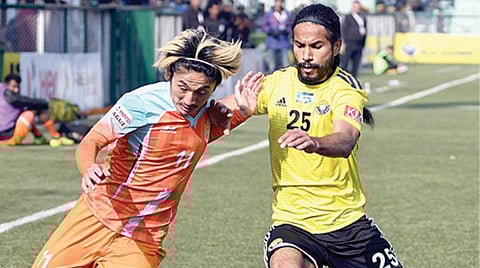 சென்னை சிட்டி எப்சி வீரரிடம் இருந்து பந்தை தட்டிப்பறிக்க முயற்சி செய்கிறார் ரியல் காஷ்மீர் அணி வீரர். படம்: நசிர் அகமது