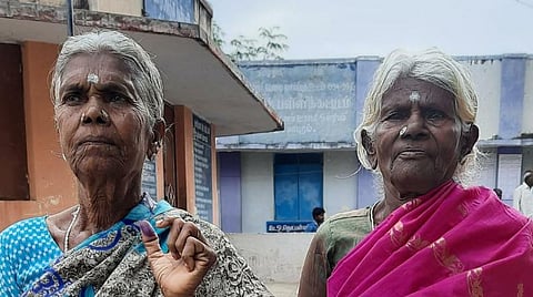 கிருஷ்ணகிரி மாவட்டத்தில் வாக்களிக்க வந்த முதியவர்கள்