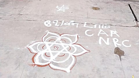 வேலூரில் முன்னாள் அமைச்சர் துரைமுருகன் வீடு முன்பாக போடப்பட்டுள்ள கோலம்.