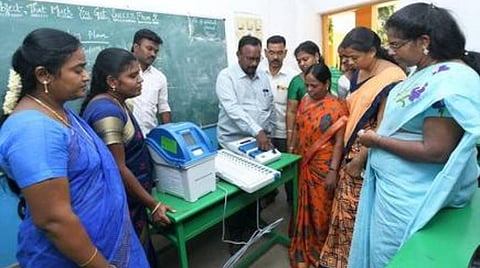 தேர்தல் பணியில் காத்திருப்போராக இருந்த அரசு ஊழியர், ஆசிரியர்களுக்கு சம்பளம் வழங்க வேண்டும்: தேர்தல் ஆணையத்துக்கு கோரிக்கை