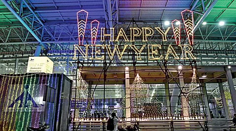 ஆங்கில புத்தாண்டை முன்னிட்டு சென்னை விமான நிலையம் வண்ண விளக்குகளால் அலங்கரிக்கப்பட்டது.