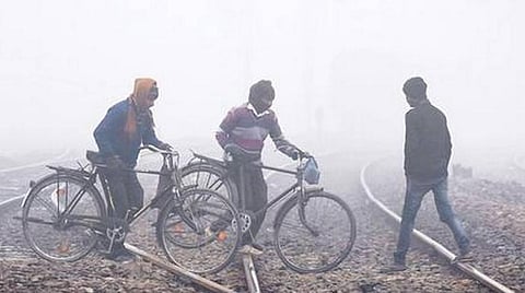 டெல்லியில் கடும் குளிர்: ரயில் பயணிகள் பாதிப்பு