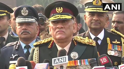 புதிய தலைமைத் தளபதியாக பொறுப்பேற்ற பிபின் ராவத் டெல்லியில் நிருபர்களுக்குப் பேட்டி அளித்த காட்சி : படம் | ஏஎன்ஐ.