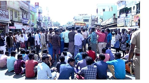 தேனி - திண்டுக்கல் சாலையில் மறியலில் ஈடுபட்ட உறவினர்கள்.