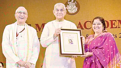 மியூசிக் அகாடமியின் 93-வது மார்கழி இசை விழாவின் சதஸ் நிகழ்ச்சி நேற்று நடைபெற்றது. இதில் டாக்டர் எஸ்.சௌம்யாவுக்கு ’சங்கீத கலாநிதி’ விருதை சுந்தரம் ஃபாஸ்ட்னர்ஸ் நிறுவனத் தலைவர் சுரேஷ் கிருஷ்ணா வழங்கினார். உடன், மியூசிக் அகாடமியின் தலைவர் என்.முரளி