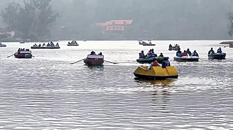 விடிய விடிய புத்தாண்டு கொண்டாட்டம்: கொடைக்கானலில் நடுங்கும் குளிரில் திரண்ட சுற்றுலாப் பயணிகள்