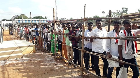 வாக்கு எண்ணிக்கை மையத்துக்குள் செல்ல காத்திருந்த வேட்பாளர்களின் முகவர்கள்