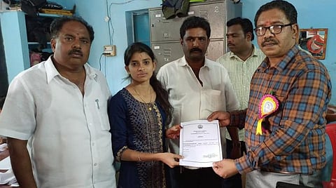 சூளகிரி அருகே கே.என்.தொட்டி ஊராட்சி மன்றத் தலைவராகத் தேர்வு செய்யப்பட்டுள்ள கல்லூரி மாணவி ஜெய்சந்தியா ராணி.