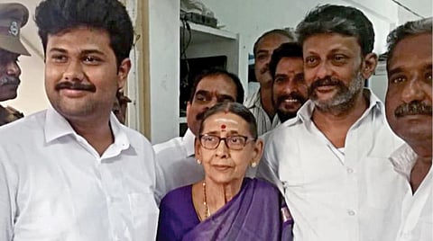 ஊராட்சி தலைவராக வெற்றிபெற்றதற்கான சான்றிதழுடன் முன்னாள் அமைச்சரின் மனைவி ஆர்.விசாலாட்சி.