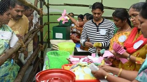 மதுரை உட்பட 6 தென் மாவட்டங்களில் அதிமுக, திமுக தொடர்ந்து இழுபறி