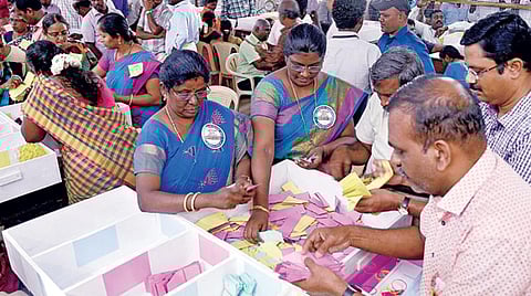 தூத்துக்குடியில் நடைபெற்ற ஊரக உள்ளாட்சி தேர்தல் வாக்கு எண்ணும் பணியில் மும்முரமாக ஈடுபட்டுள்ள அரசு அலுவலர்கள்.படம்: என்.ராஜேஷ்.
