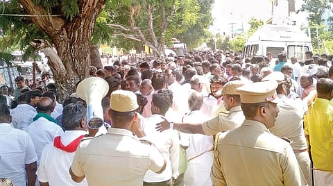 மதுரை மேற்கு ஒன்றியம் வாக்கு எண்ணிக்கை மையம் முன் திரண்டுள்ள வேட்பாளர்களின் ஆதரவாளர்கள்.