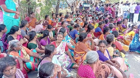 விருதுநகரில் 2 வாக்குகளில் வெற்றியை இழந்த வேட்பாளர் ஆட்சியர் அலுவலகம் முன் தர்ணா