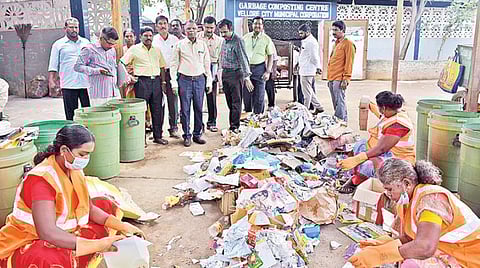 வேலூர் மாநகராட்சி 1–வது மண்டலத்துக்குட்பட்ட காட்பாடி காந்திநகரில் செயல்பட்டு வரும் திடக்கழிவு மேலாண்மை மையத்தில் ஆய்வு செய்த பசுமை தீர்ப்பாய நீதிபதி ஜோதிமணி. படம்: வி.எம்.மணிநாதன்.