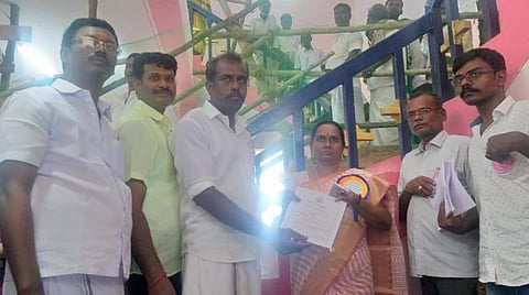 கயத்தாறு ஊராட்சி ஒன்றிய 3-வது வார்டில் வெற்றிபெற்ற அமமுக வேட்பாளர் கோட்டூர் சாமிக்கு, தேர்தல் நடத்தும் அலுவலர் ஹெலன் சான்றிதழ் வழங்கினார்.