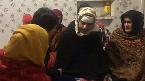 பிரியங்கா போராட்ட வன்முறையில் பாதிக்கப்பட்டவர்களின் குடும்பத்தினரை இன்று ( சனிக்கிழமை) சந்தித்தார்.