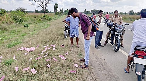 பெரம்பலூர் மாவட்டம் குன்னம் அருகே சாலையோரத்தில் வீசப்பட்ட பதிவான வாக்குச் சீட்டுகள்