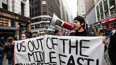 போர் எதிர்ப்பை தெரிவிக்கும் வகையில் நியூயார்க்கில் நேற்று நடைபெற்ற ஆர்ப்பாட்டத்தின் ஒரு பகுதி | படம்: ட்விட்டர்