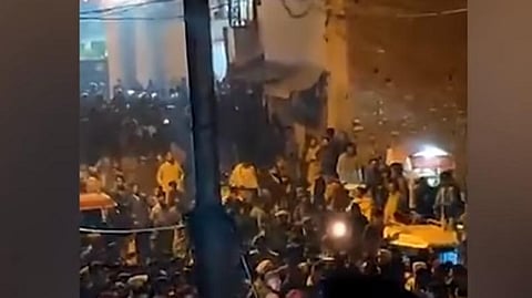 கடந்த வெள்ளிக்கிழமை பாகிஸ்தானில் உள்ள சீக்கியர்களின் வழிபாட்டுத் தலமான நங்கனா சாஹிப்பில் ஆத்திரத்துடன் வந்த நூற்றுக்கணக்கான மக்கள் சீக்கிய யாத்ரீகர்களை வெள்ளிக்கிழமை கற்களால் வீசிய சம்பவம் | படம்: ட்விட்டர்